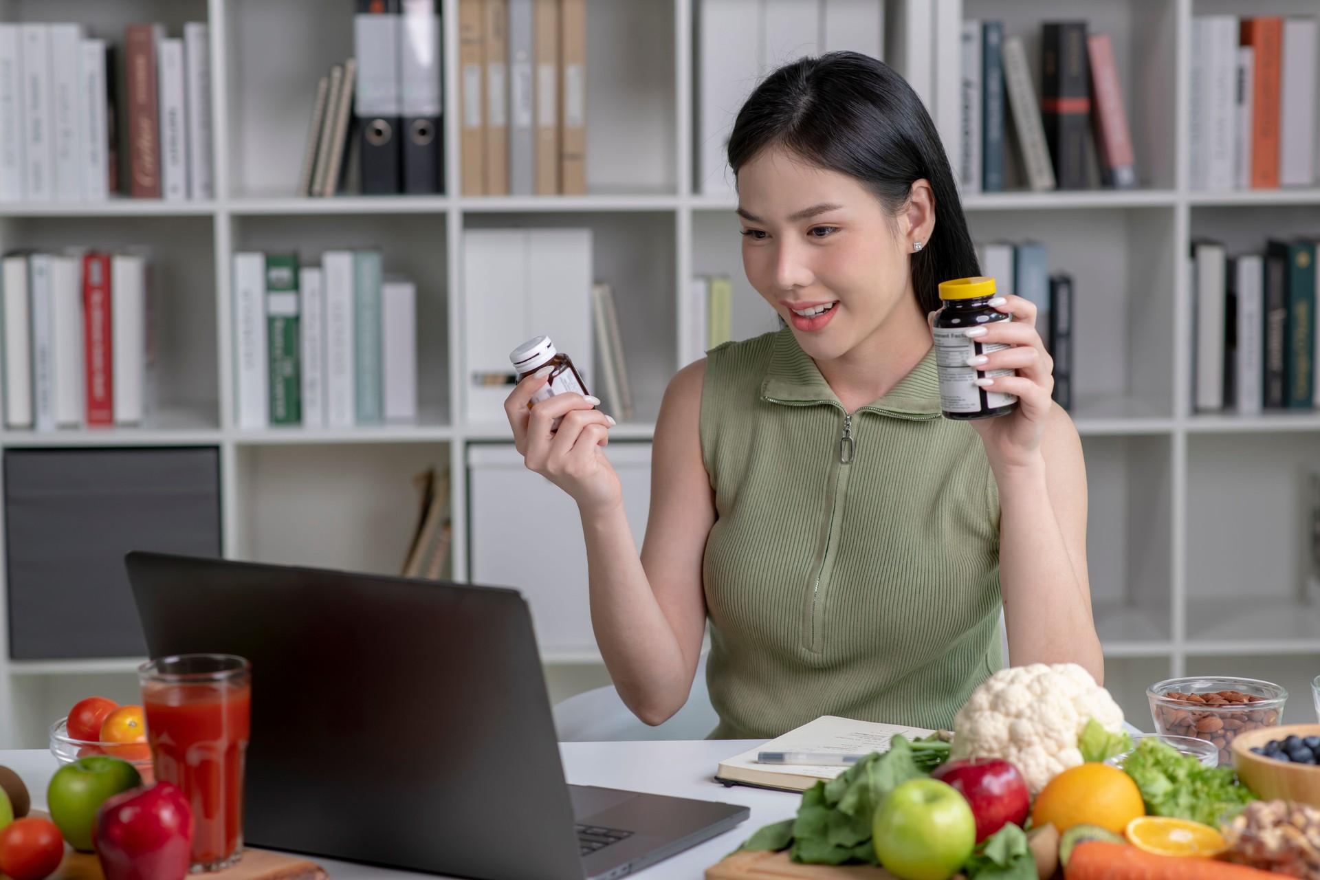 nutritionist consulting with her client on laptop